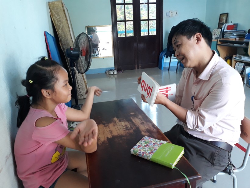 Một giờ học GD cá nhân của HS trường ngoài đang theo học tại Trung tâm Hỗ trợ phát triển GD hòa nhập Đà Nẵng