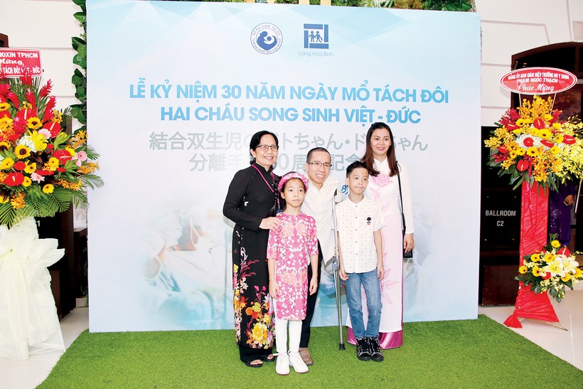GS. BS Nguyễn Thị Ngọc Phượng, nguyên Giám đốc Bệnh viện Từ Dũ, cùng với gia đình Đức