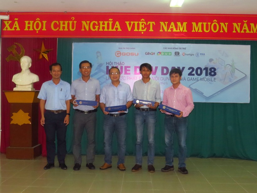 Tiến sĩ Lê Văn Luận – Phó Hiệu trưởng Trường Cao đẳng Công nghiệp Huế tặng quà lưu niệm cho các đơn vị tài trợ