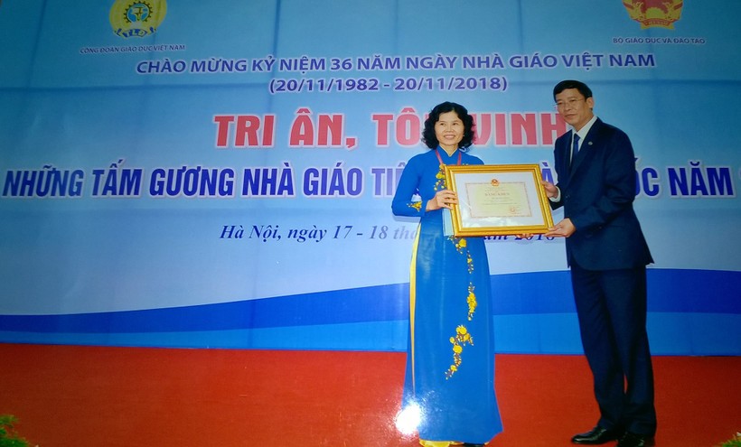 NGƯT Hồ Thị Kiều Trang nhận bằng khen của Bộ GD&ĐT do Chủ tịch Công đoàn GDVN trao tặng.