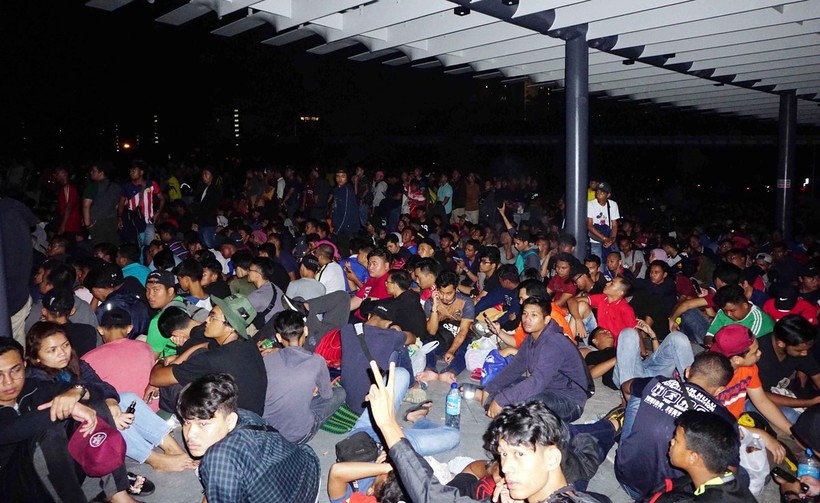 CĐV Malaysia cắm trại xuyên đêm mua vé chung kết AFF Cup 