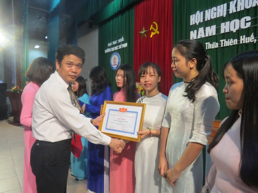  PGS.TS Nguyễn Đình Luyện – Phó Hiệu trưởng Trường ĐHSP Huế tặng bằng khen cho những sinh viên đạt thành tích cao trong nghiên cứu khoa học