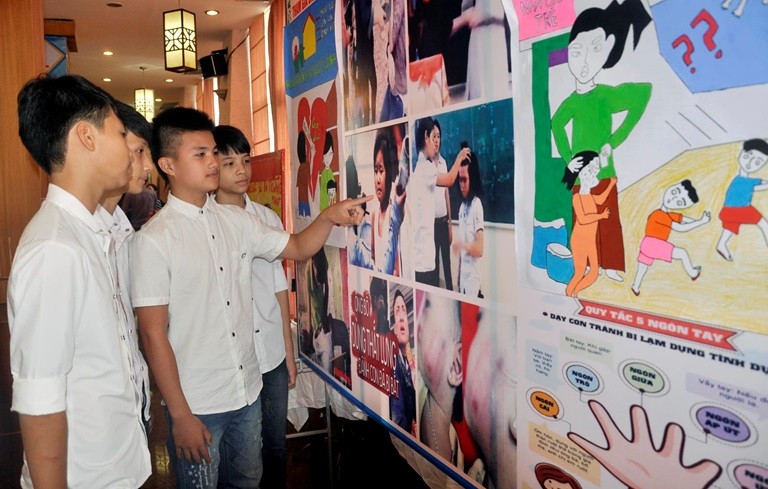 Học sinh trao đổi kiến thức phóng chống bạo lực học đường qua triển lãm tranh ảnh. Ảnh minh họa/ Internet