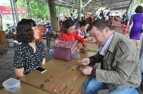 Ngỡ ngàng ngôi chợ lụp xụp ven đường bán đầy đá quý tiền tỷ ở Việt Nam