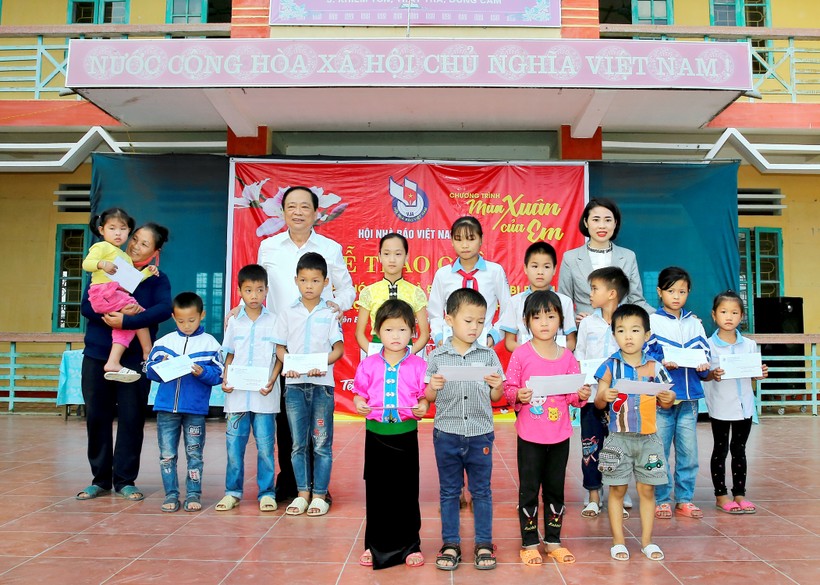 Đồng chí Mai Đức Lộc, Phó Chủ tịch Hội Nhà báo Việt Nam cùng đơn vị tài trợ trao học bổng cho các em học sinh tại xã Nghĩa Lợi