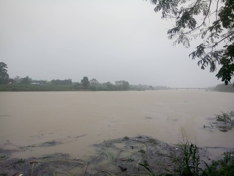 Mưa lớn khiến lũ trên các sông ở Thừa Thiên – Huế lên cao, nhiều trường học vùng thấp trũng đã chủ động cho học sinh nghỉ học.