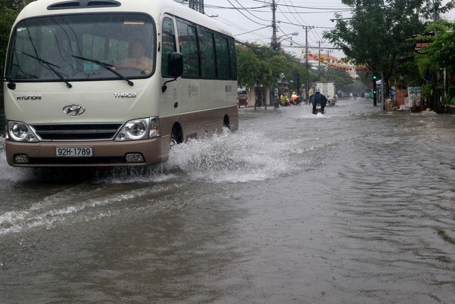 Quảng Nam:  Mưa lớn sạt lở mái ta luy đường sắt, sóng lớn uy hiếp bờ biển Cửa Đại