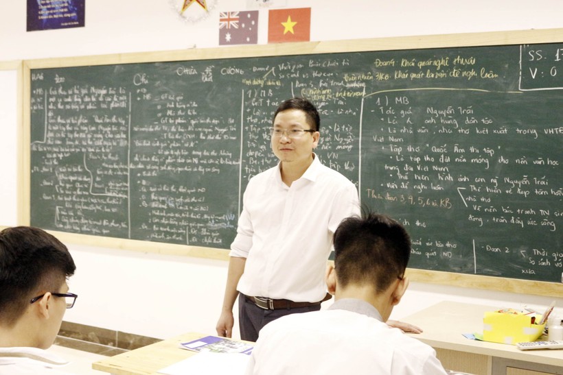 Thầy Nguyễn Văn Khoa trong giờ dạy học Văn