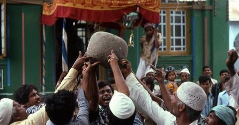 Hé lộ bí mật về “hòn đá thần” nặng 70kg biết bay ở Ấn Độ