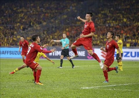Huy Hùng nhận phần thưởng cực khủng sau bàn mở tỷ số vào lưới Malaysia