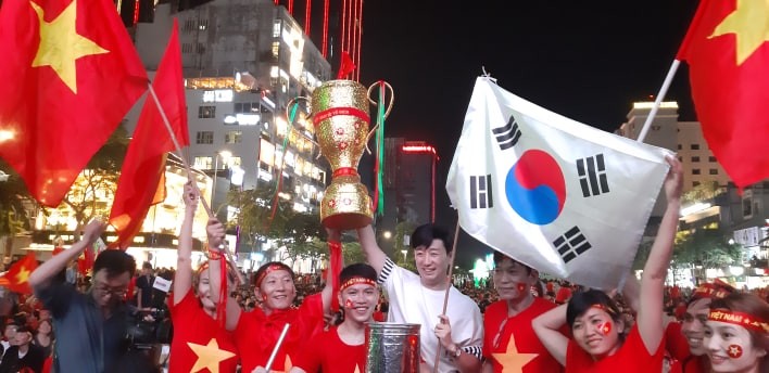 Cờ đỏ sao vàng, cờ Hàn Quốc và Cúp vàng giương cao sau trận Malaysia 2-2 Việt Nam