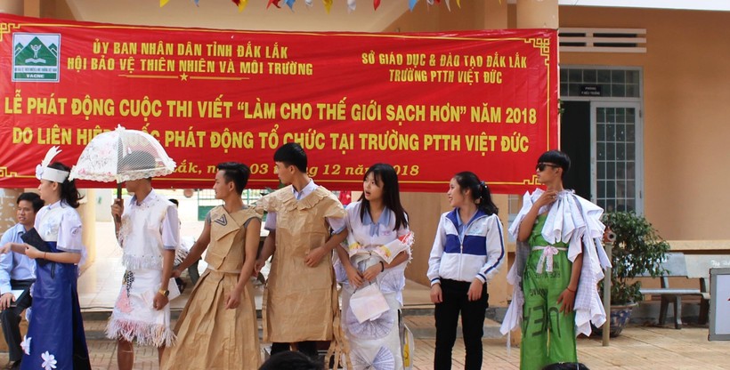Các em học sinh đã sáng tạo và trình diễn những bộ trang phục làm từ đồ phế liệu với thông điệp “Hãy chung tay bảo vệ môi trường”. Ảnh: Trường THPT Việt Đức.

