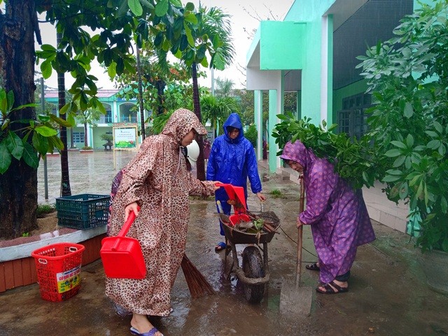 Ngay sau khi nước rút, cán bộ, giáo viên Trường THPT Nguyễn Hiền khẩn trương dọn dẹp, vệ sinh trường lớp