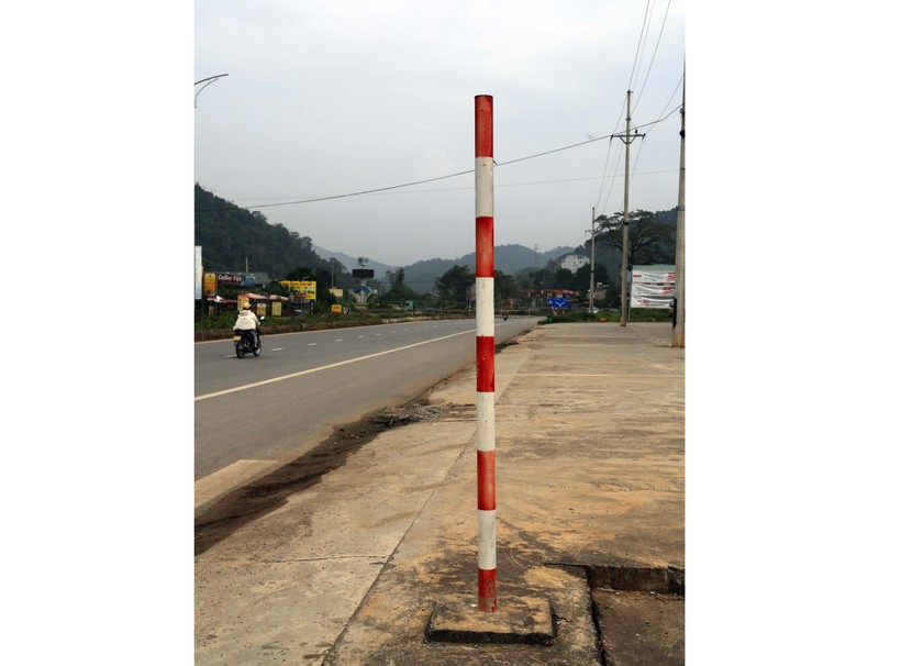 Cây cột mất biển báo tại thôn Lam Đồng, xã Phương Thiện, TP Hà Giang, tỉnh Hà Giang