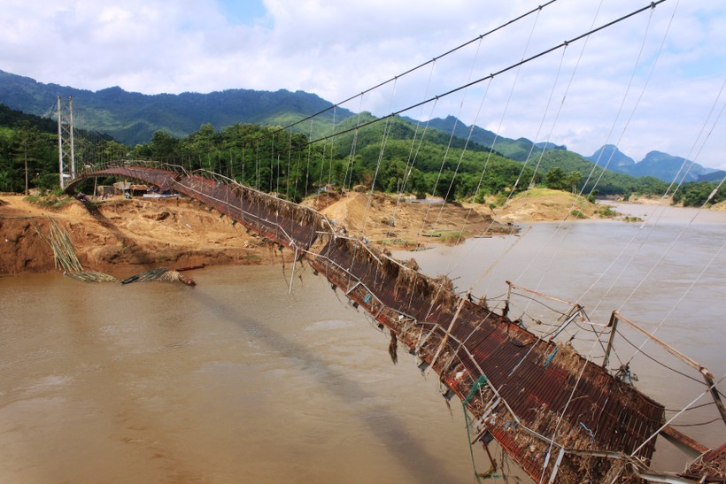 Cầu treo Phú Xuân, huyện Quan Hóa bắc qua sông Mã bị lũ cuốn hỏng không thể khắc phục, sửa chữa