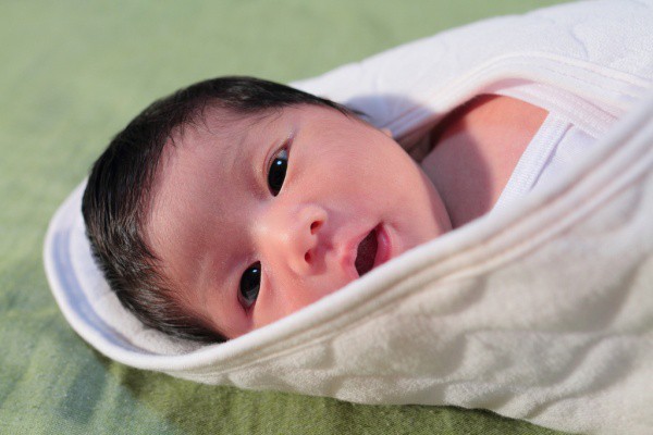 Vì sao khoảng 2 giờ sau sinh, bé thường không ngủ?