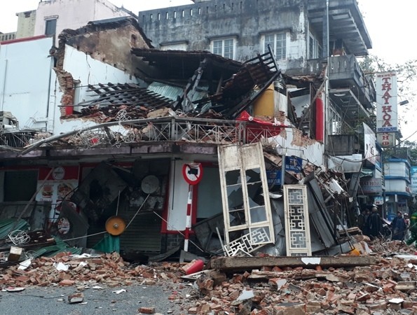 Ngôi nhà ở ngã ba đường Pha Đăng Lưu - Mai Thúc Loan, TP. Huế đổ sập hoàn toàn.