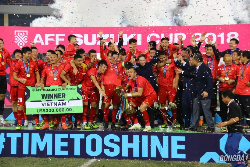 Khoảnh khắc ĐT Việt Nam nâng Cúp vô địch sau 10 năm chờ đợi