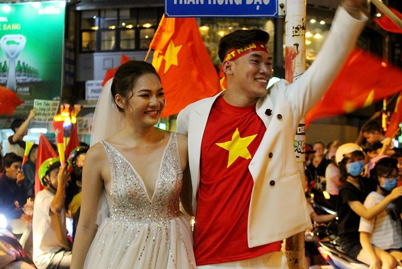 Cô dâu chú rể chụp ảnh cưới giữa “bão” Việt Nam vô địch