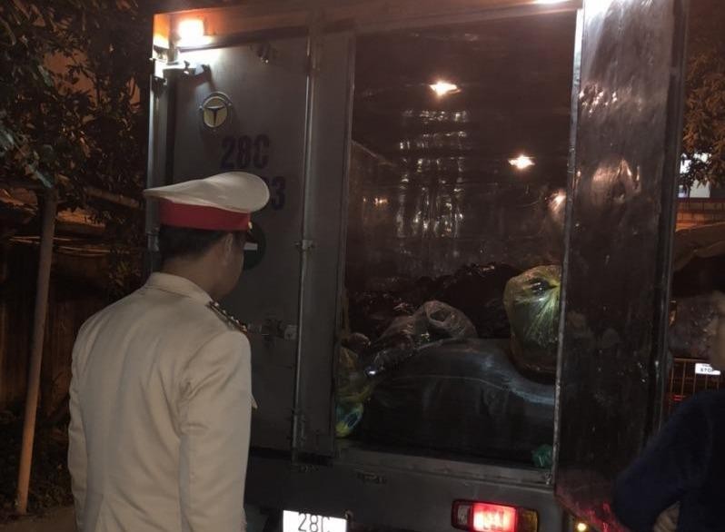 CSGT Hà Nội bắt xe đông lạnh chở quần áo lậu