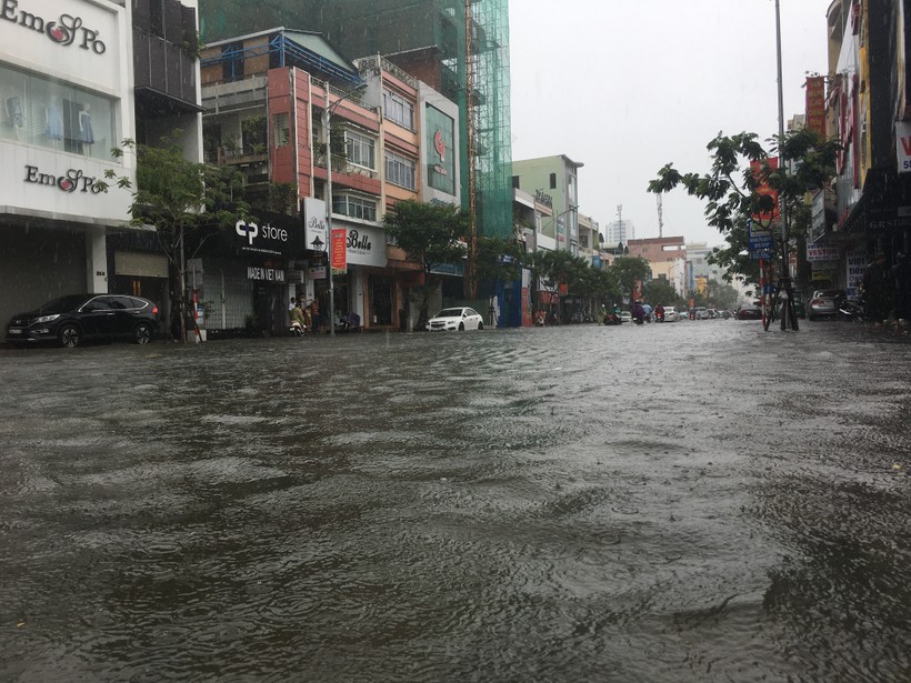 Đường Lê Duẩn - một trong các tuyến đường bị ngập trong trận mưa lớn kéo dài ngày 9/12 tại Đà Nẵng