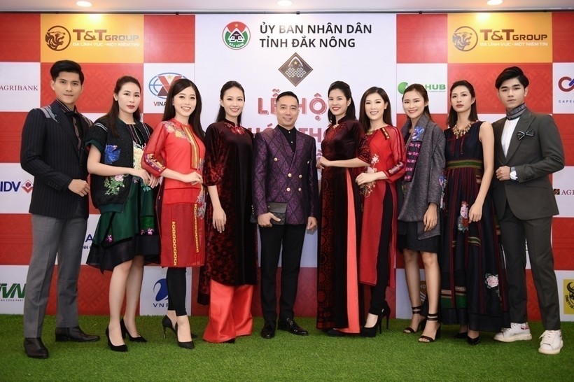 NTK Đỗ Trịnh Hoài Nam cùng một số người mẫu trình diễn trang phục thổ cẩm