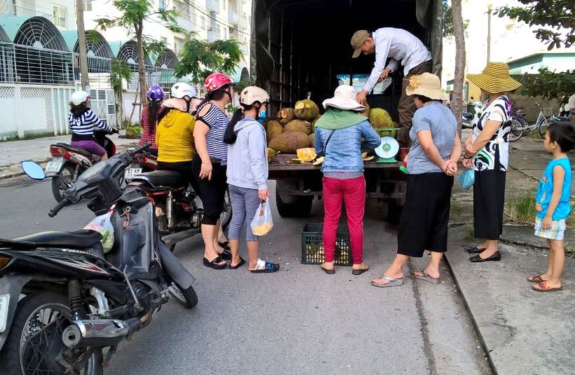 Mua bán mít dưới lòng đường khá nhộn nhịp trên đường Bùi Du Lịch (Q. Sơn Trà, TP Đà Nẵng)
