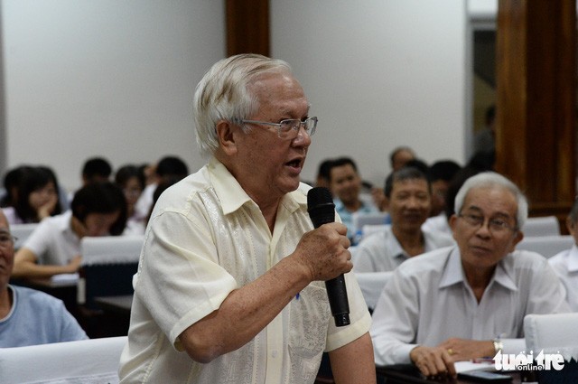 Cử tri Nguyễn Văn Phú đặt nhiều câu hỏi thẳng thắn cho Chủ tịch UBND TP - đại biểu HĐND TP Nguyễn Thành Phong. (Ảnh: Tự Trung)