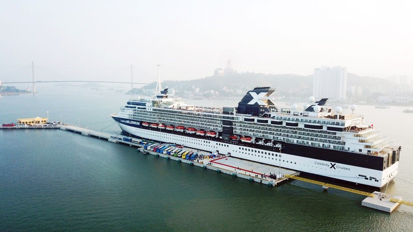 Tàu du lịch Celebrity Mlillennium cập bến Cảng khách quốc tế Hạ Long tháng 11/2018