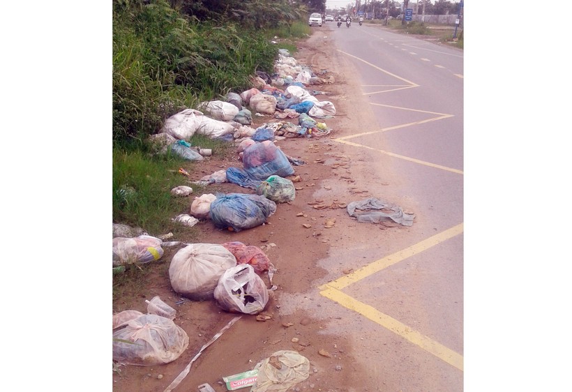 Những bịch rác vứt bừa bãi bên lề đường