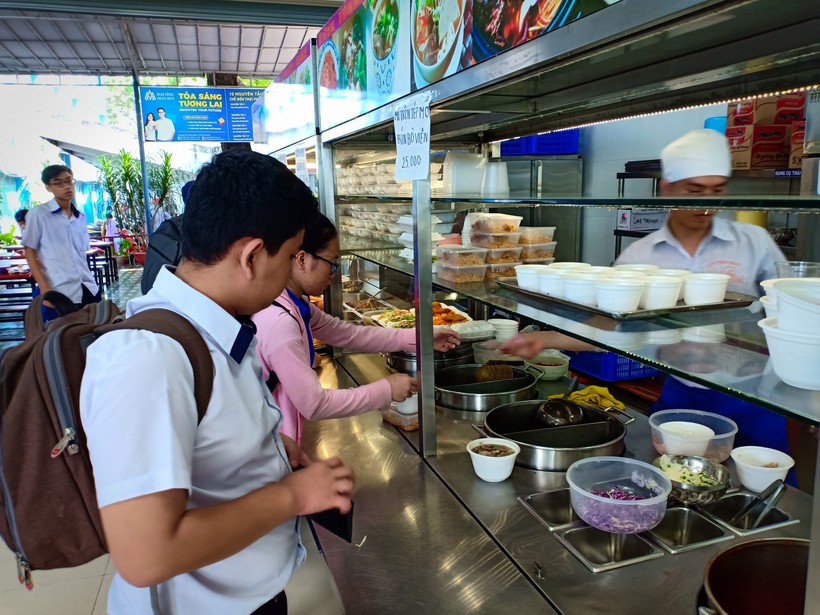 Căng tin Trường THPT Nguyễn Du (Q.10, TPHCM) thực hiện nghiêm quy định về	vệ sinh an toàn thực phẩm