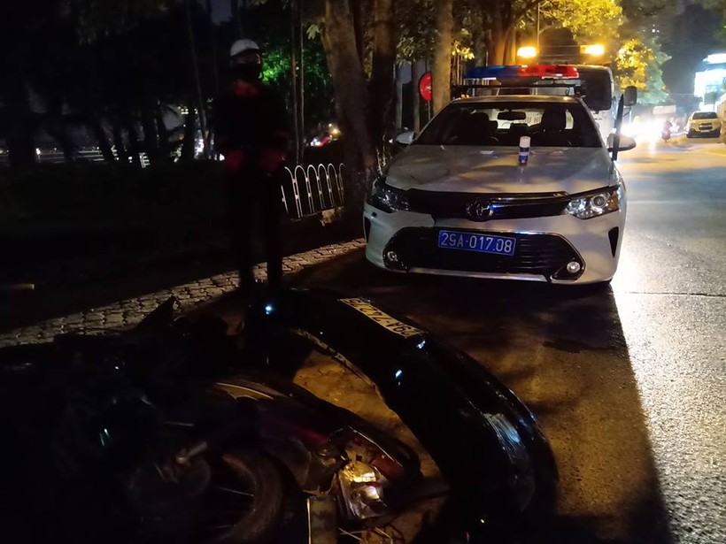 Xe Lexus đâm liên hoàn trên phố Hà Nội, nhiều người nguy kịch