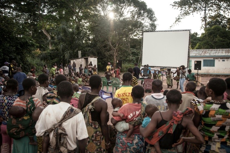 Rạp chiếu phim di động đang là nguồn khai sáng cho những người dân nghèo tại Trung Phi