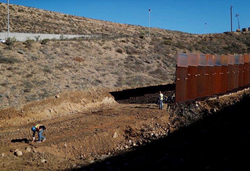 Công nhân Mỹ đang đo đạc khi xây dựng bức tường biên giới, nhìn từ phía Tijuana của Mexico, ngày 13/12/2018