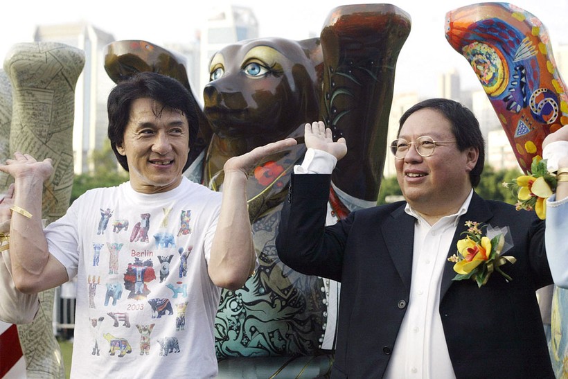 Ngôi sao điện ảnh Jackie Chan (tức Thành Long) và Patrik Ho tại một sự kiện quyên tiền cho quỹ từ thiện Jackie Chan và Quỹ Nhi đồng Liên Hợp Quốc