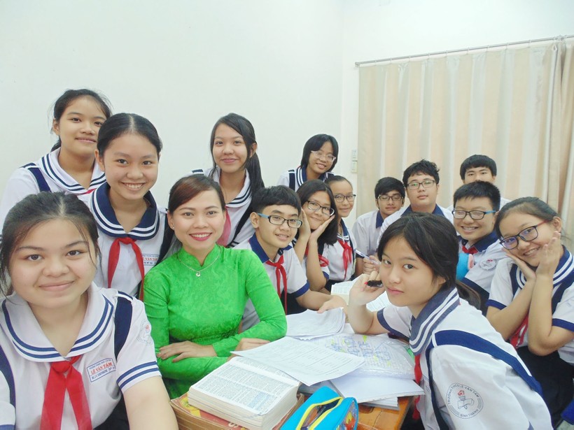 Cô và trò Trường THCS Lê Văn Tám, quận Bình Thạnh (TPHCM)