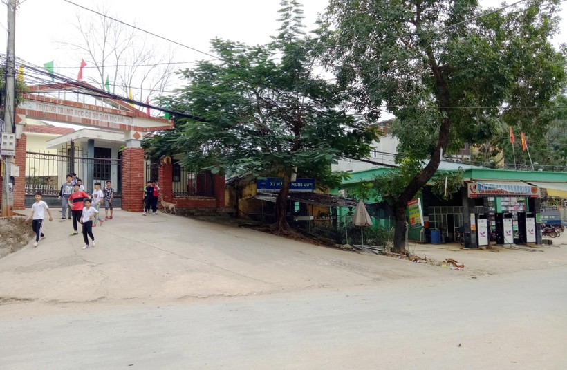 Cửa hàng xăng dầu Mường Lát (bìa phải ảnh) nằm cạnh Trường THCS DTNT huyện Mường Lát (Thanh Hóa)