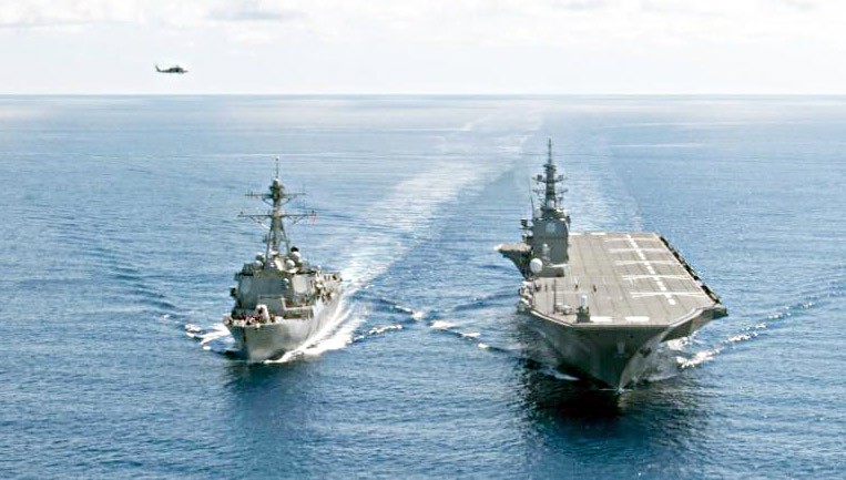 Tàu Nhật Bản JS Izumo hoạt động song song với tàu khu trục của Hải quân Mỹ ở biển Đông năm 2017