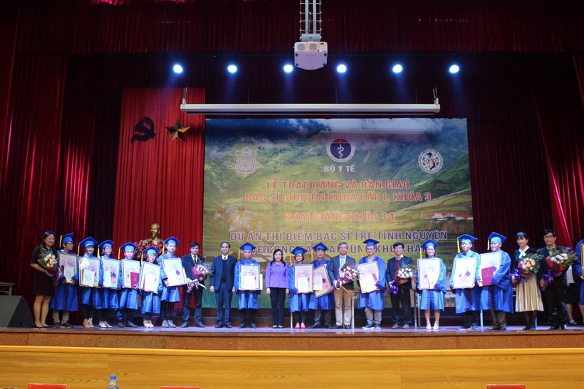 Bộ trưởng Bộ Y tế Nguyễn Thị Kim Tiến trao văn bằng Chuyên khoa cấp 1 cho các bác sĩ trẻ