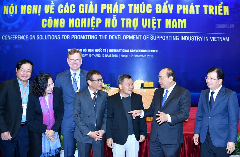 Thủ tướng Nguyễn Xuân Phúc và Phó Thủ tướng Trịnh Đình Dũng trao đổi với các đại biểu tham dự Hội nghị