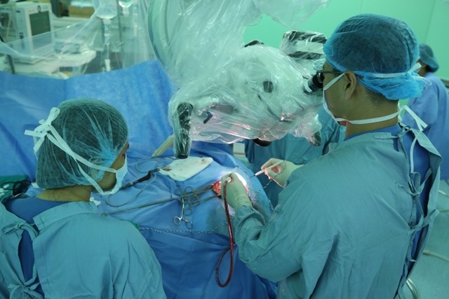 Phẫu thuật điều trị thành công bệnh nhân bị sán nhái chui vào não