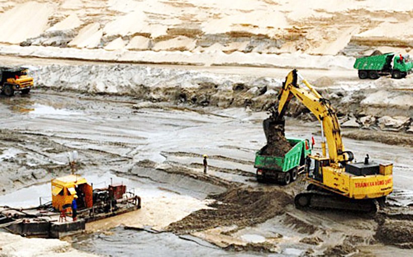 Việc nên dừng hay tiếp tục triển khai	dự án mỏ sắt Thạch Khê đang có nhiều ý kiến trái chiều