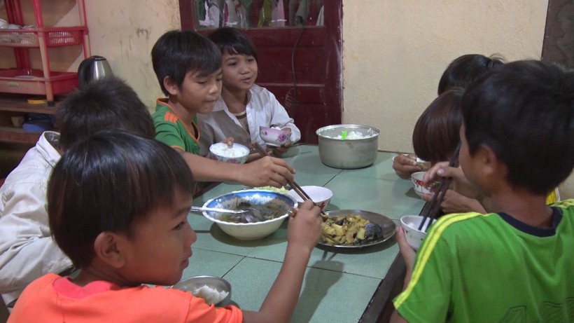 Quảng Ngãi: Giáo viên vùng cao chăm lo từng bữa ăn cho học trò nghèo