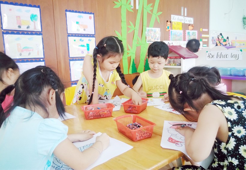 Giờ tập tô màu của học sinh - Trường Mầm non KCX Tân Thuận - quận 7, TPHCM