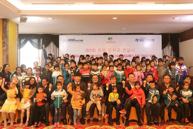  Các em học sinh nghèo, vượt khó, học giỏi của tỉnh Hải Dương, Thái Nguyên và Hà Nội chụp ảnh lưu niệm với các nhà tài trợ Hàn Quốc