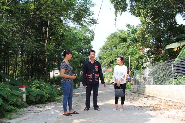 Ông Lý Văn Phủ chia sẻ niềm vui trên con đường mới khang trang sạch sẽ của thôn Yên Sơn