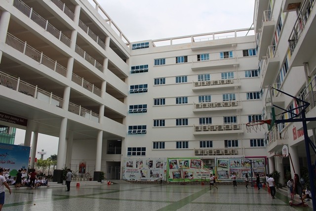 Khuôn viên Trường Tiểu học - THCS Pascal, nơi có 1.105 HS và hơn 150 cán bộ, giáo viên, nhân viên đang tổ chức hoạt động GD tại tòa nhà chưa được nghiệm thu PCCC