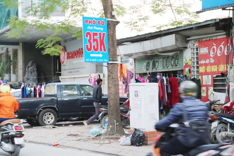 Hình ảnh vỉa hè bị hàng kinh doanh, xe cộ chiếm dụng trên phố Duy Tân (ảnh chụp tại quận Cầu Giấy, Hà Nội)