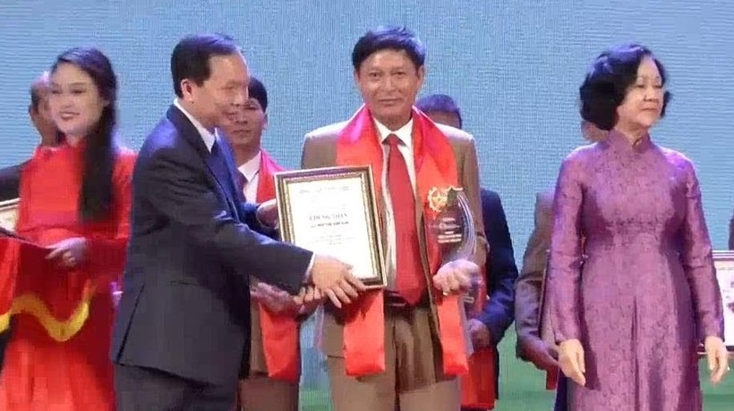 Ông Nguyễn Văn Bồn được trao tặng Bằng khen của Thủ tướng Chính phủ