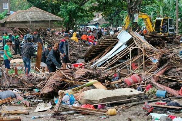 Người dân Indonesia ở Carita, trên đảo Java (Indonesia) bàng hoàng sau khi cơn sóng thần san phẳng những ngôi nhà và khiến nhiều người thiệt mạng